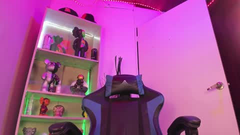 Snapshot of emilykarterr chatting on January 25, 6:57 pm VALEEEN online show from January 25, 6:57 pm