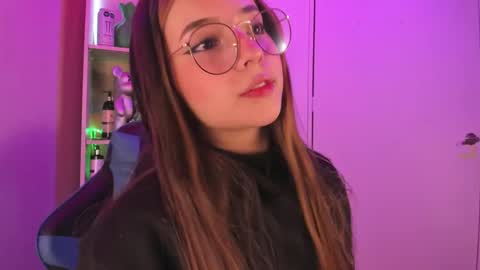 Snapshot of emilykarterr chatting on February 2, 3:49 pm VALEEEN online show from February 2, 3:49 pm