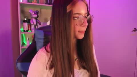 Snapshot of emilykarterr chatting on February 7, 3:52 pm VALEEEN online show from February 7, 3:52 pm