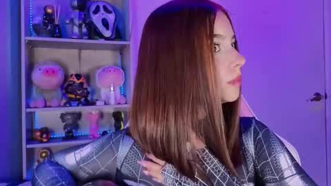 Snapshot of emilykarterr chatting on November 8, 8:40 pm VALEEEN online show from November 8, 8:40 pm