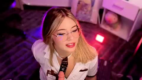 Snapshot of emilykarterr chatting on July 8, 4:33 pm VALEEEN online show from July 8, 4:33 pm