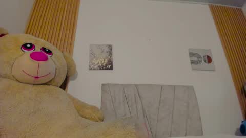 Snapshot of emilylittle___ chatting on April 15, 5:53 pm EMI online show from April 15, 5:53 pm