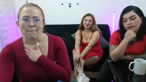 Snapshot of emilyriskhot chatting on December 3, 5:26 am emily friends online show from December 3, 5:26 am