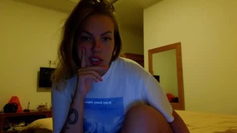 Snapshot of emilyrobbie chatting on June 7, 1:37 pm Emily Robbie online show from June 7, 1:37 pm