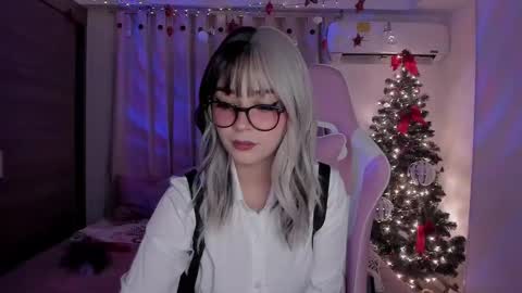 Snapshot of emilyrosss_ chatting on December 28, 6:17 am EMILY online show from December 28, 6:17 am