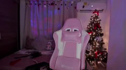 Snapshot of emilyrosss_ chatting on January 8, 9:00 am EMILY online show from January 8, 9:00 am