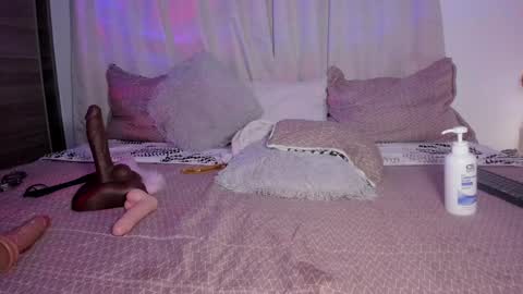 Snapshot of emilyrosss_ chatting on January 14, 8:09 am EMILY online show from January 14, 8:09 am