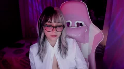 Snapshot of emilyrosss_ chatting on January 31, 7:50 am EMILY online show from January 31, 7:50 am