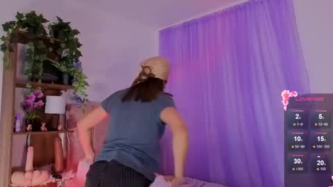 Snapshot of emilyrousex chatting on November 30, 2:10 pm emilyrousex online show from November 30, 2:10 pm