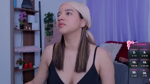 Snapshot of emilyrousex chatting on February 22, 3:54 pm emilyrousex online show from February 22, 3:54 pm