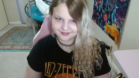 Snapshot of emilyshaze chatting on February 20, 2:07 am emily haze online show from February 20, 2:07 am