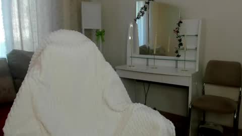 Snapshot of emilytrase chatting on May 11, 1:00 am Betty online show from May 11, 1:00 am