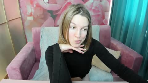 EmilyWalkers online show from December 19, 10:13 am