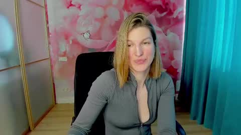 EmilyWalkers online show from February 21, 10:39 am