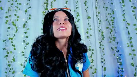 Snapshot of emilywithe_ chatting on May 3, 11:33 pm online show from May 3, 11:33 pm