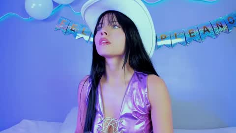 Snapshot of emilywithe_ chatting on May 23, 12:05 am online show from May 23, 12:05 am