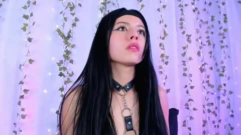 Snapshot of emilywithe_ chatting on May 30, 12:52 am online show from May 30, 12:52 am