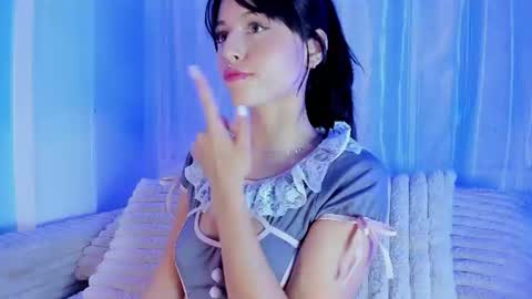 Snapshot of emilywithe_ chatting on June 9, 11:27 pm online show from June 9, 11:27 pm