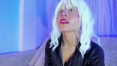 Snapshot of emilywithe_ chatting on June 15, 12:02 am online show from June 15, 12:02 am