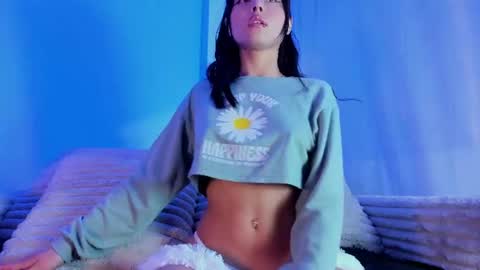 Snapshot of emilywithe_ chatting on July 13, 11:29 pm online show from July 13, 11:29 pm