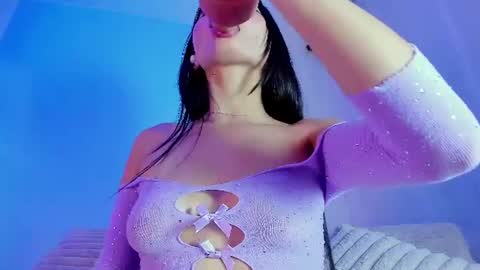 Snapshot of emilywithe_ chatting on July 31, 11:15 pm online show from July 31, 11:15 pm