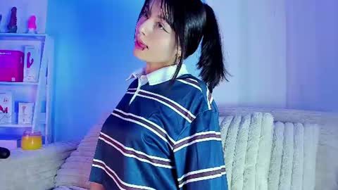 Snapshot of emilywithe_ chatting on August 2, 11:47 pm online show from August 2, 11:47 pm