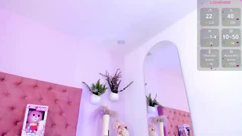 Snapshot of emilyy_bank chatting on February 14, 2:07 am Emily Bank online show from February 14, 2:07 am