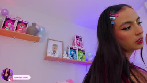 Snapshot of emilyy_bank chatting on November 19, 7:47 pm Emily Bank online show from November 19, 7:47 pm