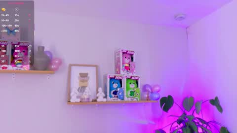 Snapshot of emilyy_bank chatting on December 5, 7:43 pm Emily Bank online show from December 5, 7:43 pm