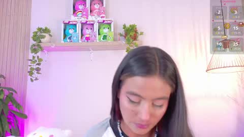 Snapshot of emilyy_bank chatting on May 5, 8:17 pm Emily Bank online show from May 5, 8:17 pm