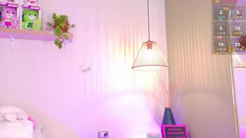 Snapshot of emilyy_bank chatting on May 8, 7:52 pm Emily Bank online show from May 8, 7:52 pm