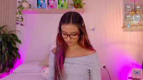 Snapshot of emilyy_bank chatting on June 18, 3:29 am Emily Bank online show from June 18, 3:29 am