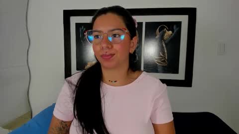 emilyy_cooperr online show from January 17, 12:10 pm