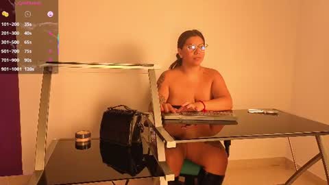 Snapshot of emilyy_cooperr chatting on June 17, 12:18 pm emilyy_cooperr online show from June 17, 12:18 pm