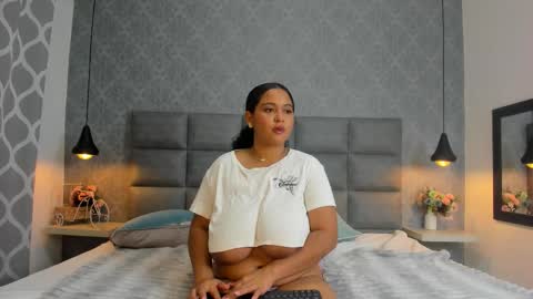 Snapshot of emilyy_r chatting on November 13, 7:46 pm emilyy_r online show from November 13, 7:46 pm