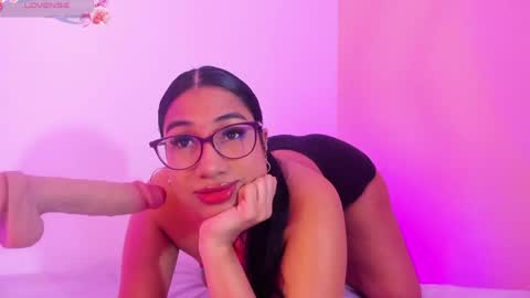 Snapshot of emilyy_walker chatting on May 6, 12:43 pm emilyy_walker online show from May 6, 12:43 pm