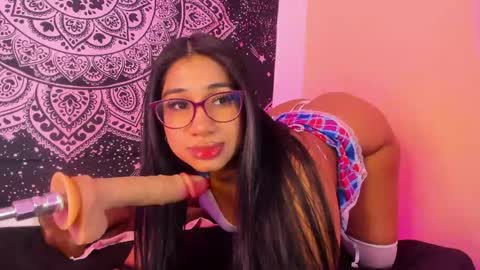 Snapshot of emilyy_walker chatting on May 28, 12:57 pm emilyy_walker online show from May 28, 12:57 pm