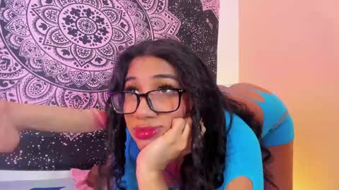 Snapshot of emilyy_walker chatting on June 3, 1:03 pm emilyy_walker online show from June 3, 1:03 pm