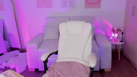 Snapshot of emilyycute_ chatting on November 8, 9:24 pm Emily online show from November 8, 9:24 pm