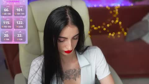 Snapshot of emilyymoon chatting on June 19, 1:48 pm emilyymoon online show from June 19, 1:48 pm