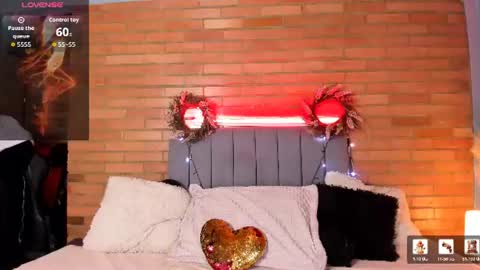 Snapshot of emma_belley chatting on July 6, 7:05 pm Hey Im EmmaHelp me reach 100 likes online show from July 6, 7:05 pm