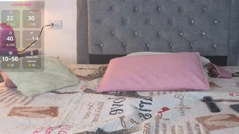 Snapshot of emma_blake__ chatting on October 6, 2:42 am Emma online show from October 6, 2:42 am