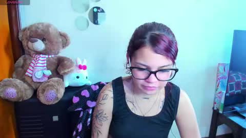 Snapshot of emma_boo_ chatting on May 6, 6:46 pm emma_boo_ online show from May 6, 6:46 pm