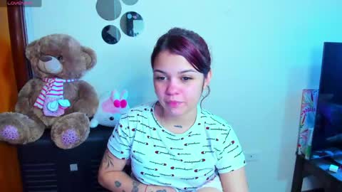 Snapshot of emma_boo_ chatting on May 9, 3:28 pm emma_boo_ online show from May 9, 3:28 pm