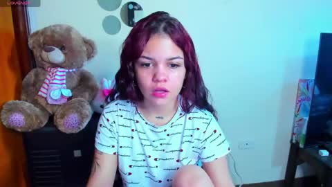 Snapshot of emma_boo_ chatting on May 10, 1:27 pm emma_boo_ online show from May 10, 1:27 pm
