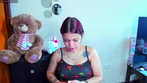 Snapshot of emma_boo_ chatting on May 11, 2:45 pm emma_boo_ online show from May 11, 2:45 pm
