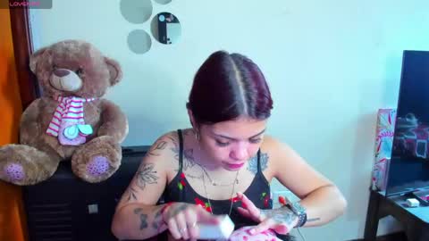 Snapshot of emma_boo_ chatting on May 11, 4:04 pm emma_boo_ online show from May 11, 4:04 pm