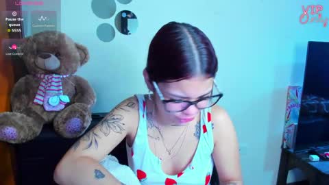 Snapshot of emma_boo_ chatting on May 15, 2:02 pm emma_boo_ online show from May 15, 2:02 pm