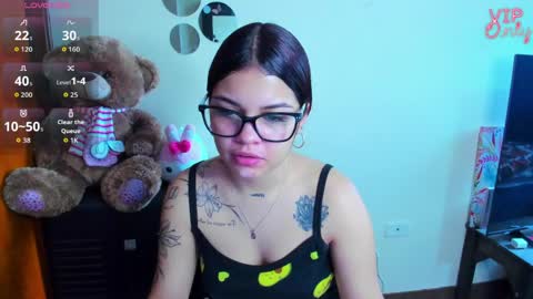 Snapshot of emma_boo_ chatting on May 17, 2:02 pm emma_boo_ online show from May 17, 2:02 pm