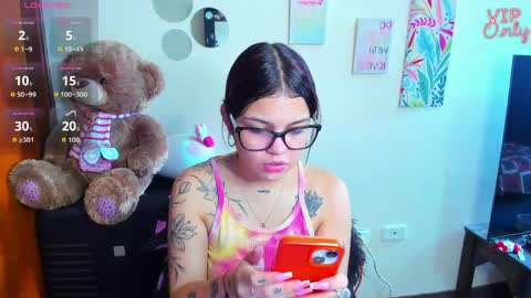 Snapshot of emma_boo_ chatting on May 20, 3:07 pm emma_boo_ online show from May 20, 3:07 pm